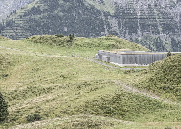 Architketurfotograf aus Nürnberg fotografiert den Schottenhof höchste Hochlandrinderzucht in Vorarlberg Österreich