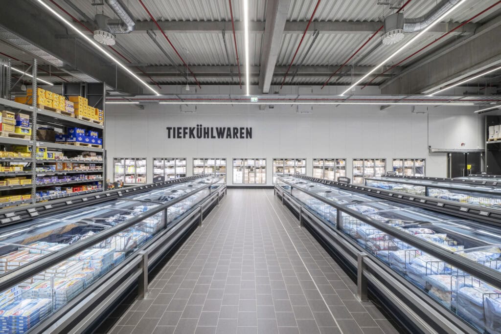 Architekturfotografie und Innenarchitekturfotografie eines Architekturfotografen aus Nürnberg, fotografiert in einem Supermarkt in Ingolstadt, Kühlraumbau