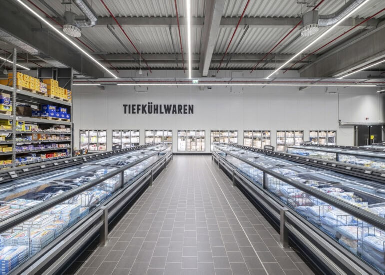 Architekturfotografie und Innenarchitekturfotografie eines Architekturfotografen aus Nürnberg, fotografiert in einem Supermarkt in Ingolstadt, Kühlraumbau