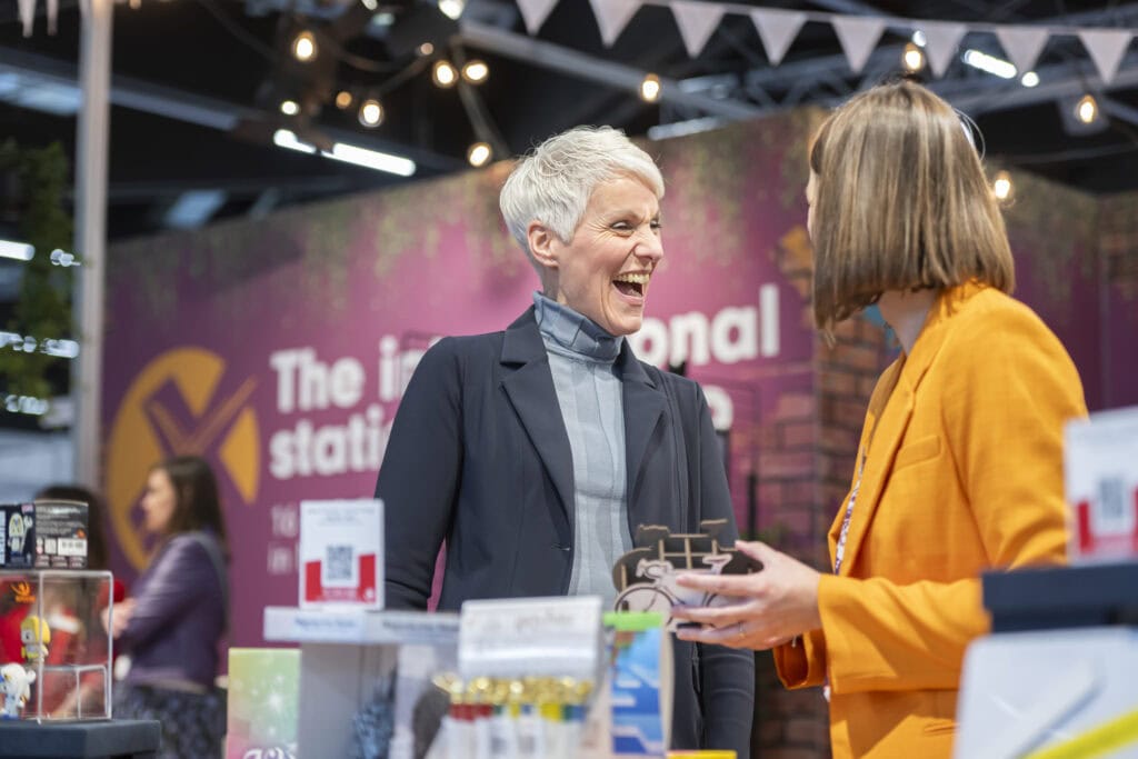 Messefotograf Nuernberg Uwe Muehlhaeusser fotografiert die Spielwarenmesse 2024 - zudem auch Messestände und Messeatmosphäre Reportagefotografie Peoplefotografie
