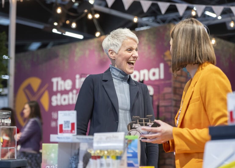 Messefotograf Nuernberg Uwe Muehlhaeusser fotografiert die Spielwarenmesse 2024 - zudem auch Messestände und Messeatmosphäre Reportagefotografie Peoplefotografie