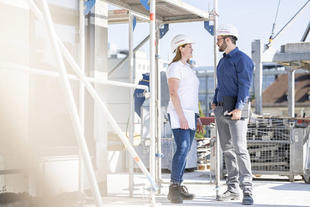 Industriefotograf aus Nürnberg fotografiert Mitarbeiter eines Bauträgers auf der Baustelle im Rahmen der Unternehmenskommunikation, Corporatefotografie, Industriefotografie