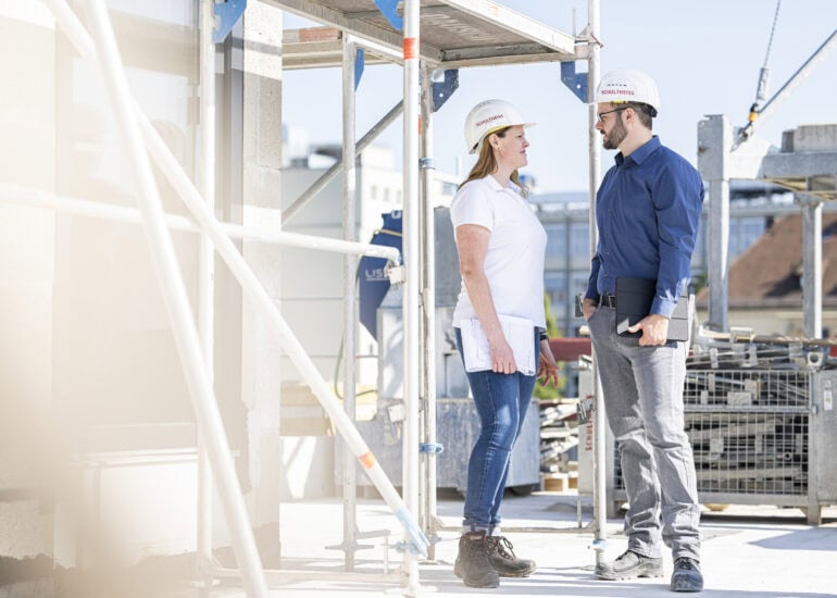 Industriefotograf aus Nürnberg fotografiert Mitarbeiter eines Bauträgers auf der Baustelle im Rahmen der Unternehmenskommunikation, Corporatefotografie, Industriefotografie