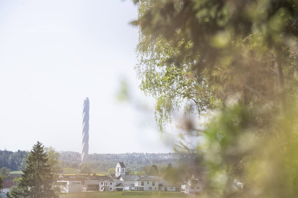 Testturm für Aufzüge von Thyssenkrupp in Rottweil, freie Architekturfotografie eines Industriefotografen aus Nürnberg, der sich auf Unternehmensportraits, Architektur und Corporatefotografie spezialisiert hat, Nürnberg, Bayern, Uwe Mühlhäußer