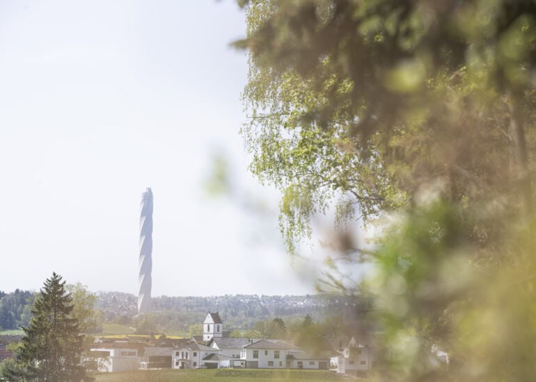 Testturm für Aufzüge von Thyssenkrupp in Rottweil, freie Architekturfotografie eines Industriefotografen aus Nürnberg, der sich auf Unternehmensportraits, Architektur und Corporatefotografie spezialisiert hat, Nürnberg, Bayern, Uwe Mühlhäußer